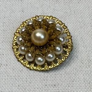 Vtg Brooch Pin WMNS Gold Tone Round Faux Pearl Round Flower Design Elegant Retro